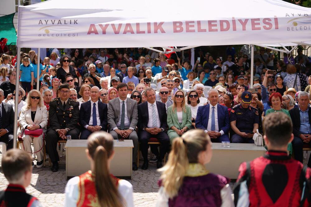 <p>Azemović boravi u radnoj posjeti Turskoj, u okviru koje je prisustvovao manifestacijama posvećenim dijaspori porijeklom iz Crne Gore u gradovima Ajvalik i Burhanija</p>