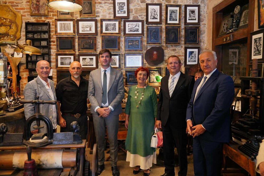 <p>Azemović boravi u radnoj posjeti Turskoj, u okviru koje je prisustvovao manifestacijama posvećenim dijaspori porijeklom iz Crne Gore u gradovima Ajvalik i Burhanija</p>