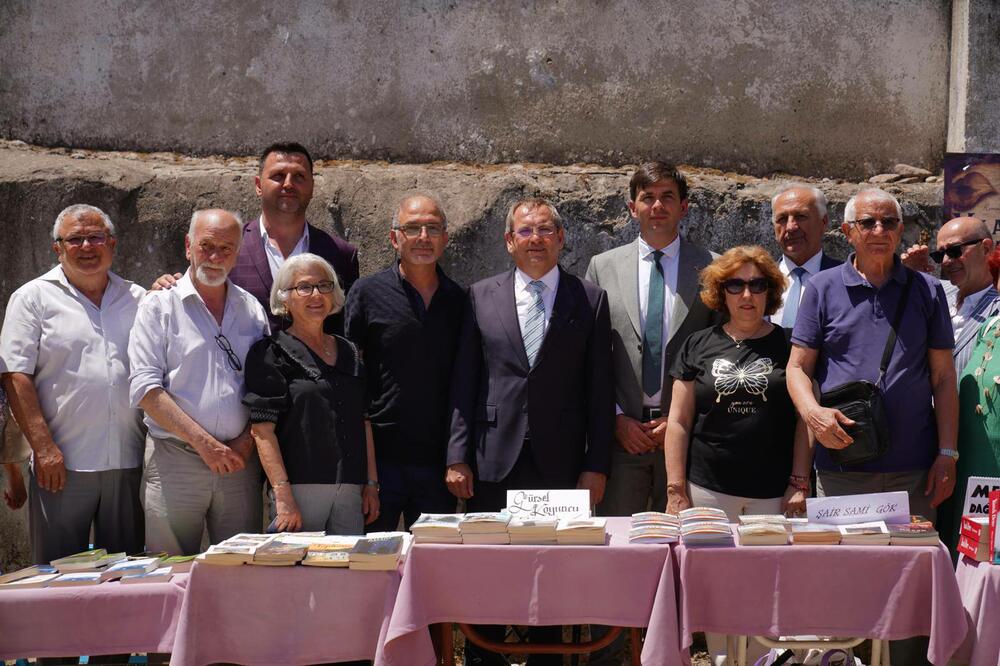 <p>Azemović boravi u radnoj posjeti Turskoj, u okviru koje je prisustvovao manifestacijama posvećenim dijaspori porijeklom iz Crne Gore u gradovima Ajvalik i Burhanija</p>