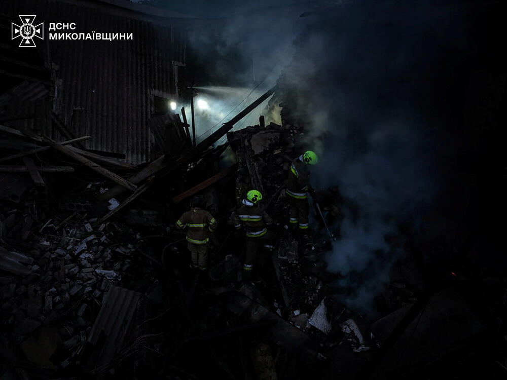 <p>U glavnom gradu Kijevu, lokalni zvaničnici prijavili su 11 povrijeđenih, više požara i štetu na stambenim zgradama, uključujući i spavaonicu</p>