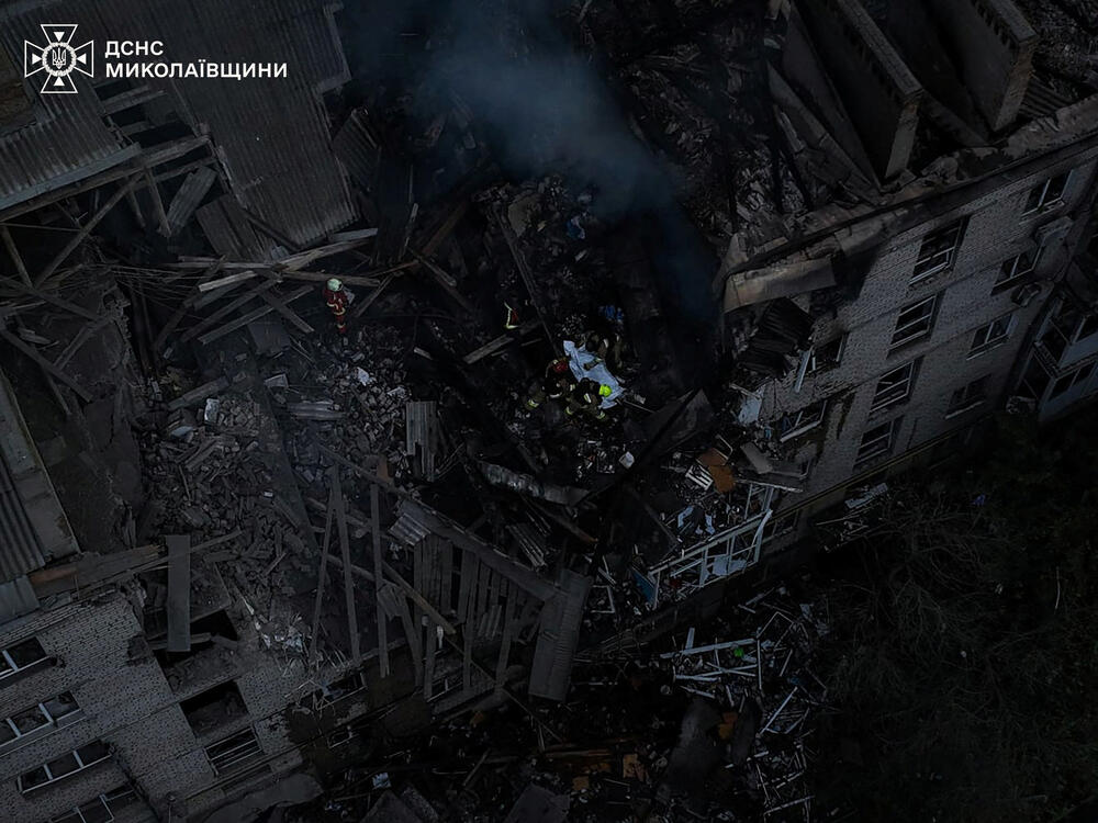 <p>U glavnom gradu Kijevu, lokalni zvaničnici prijavili su 11 povrijeđenih, više požara i štetu na stambenim zgradama, uključujući i spavaonicu</p>