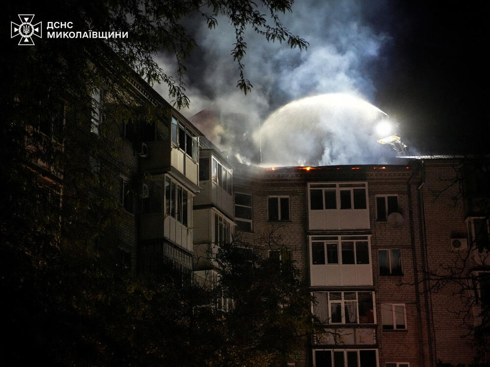 <p>U glavnom gradu Kijevu, lokalni zvaničnici prijavili su 11 povrijeđenih, više požara i štetu na stambenim zgradama, uključujući i spavaonicu</p>