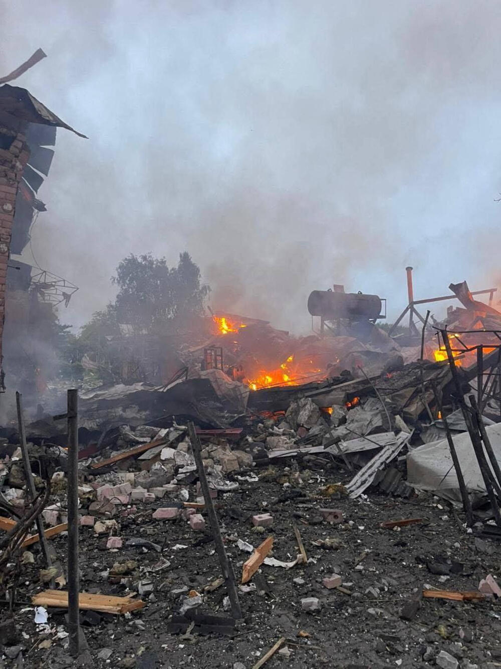 <p>U glavnom gradu Kijevu, lokalni zvaničnici prijavili su 11 povrijeđenih, više požara i štetu na stambenim zgradama, uključujući i spavaonicu</p>