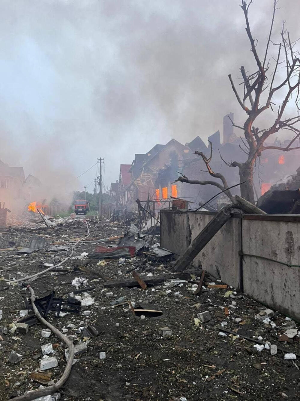 <p>U glavnom gradu Kijevu, lokalni zvaničnici prijavili su 11 povrijeđenih, više požara i štetu na stambenim zgradama, uključujući i spavaonicu</p>