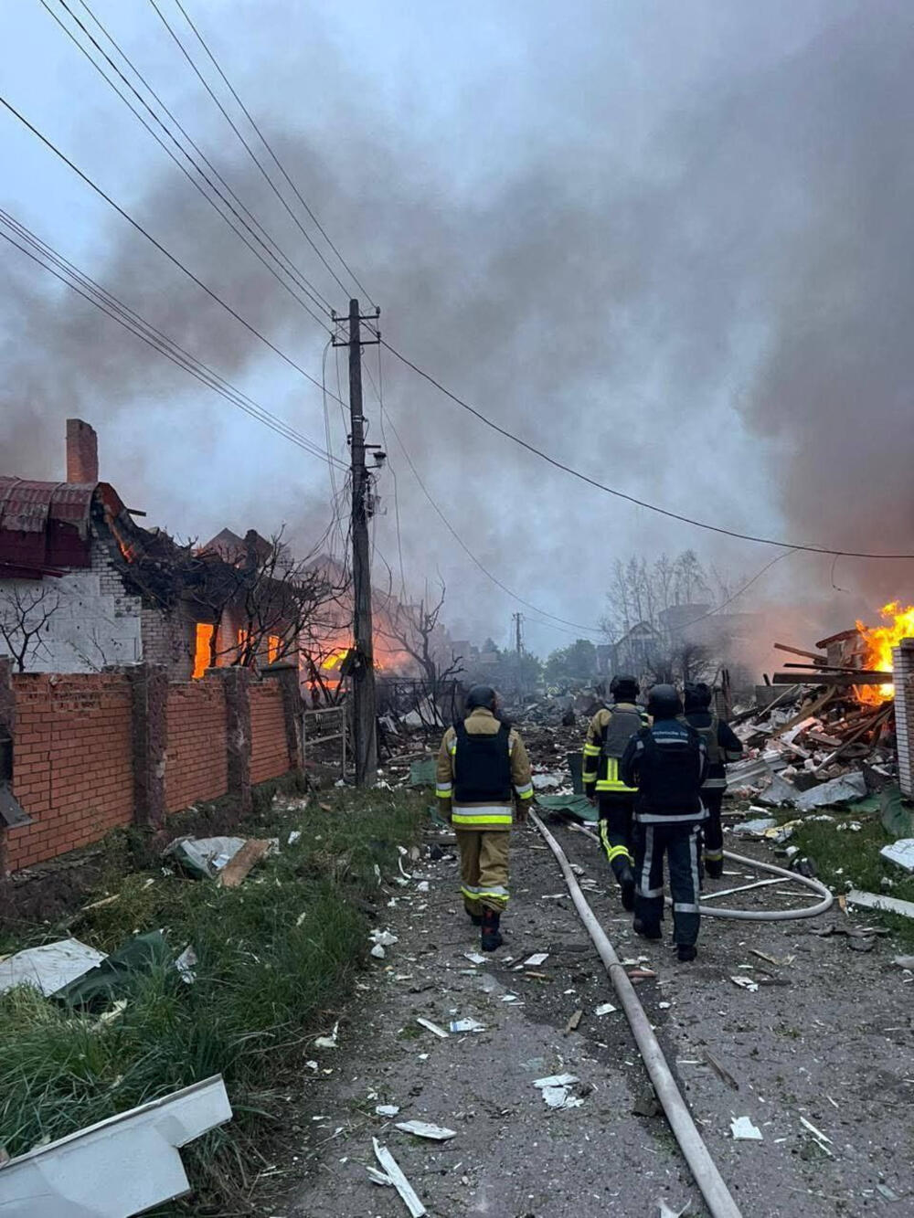 <p>U glavnom gradu Kijevu, lokalni zvaničnici prijavili su 11 povrijeđenih, više požara i štetu na stambenim zgradama, uključujući i spavaonicu</p>