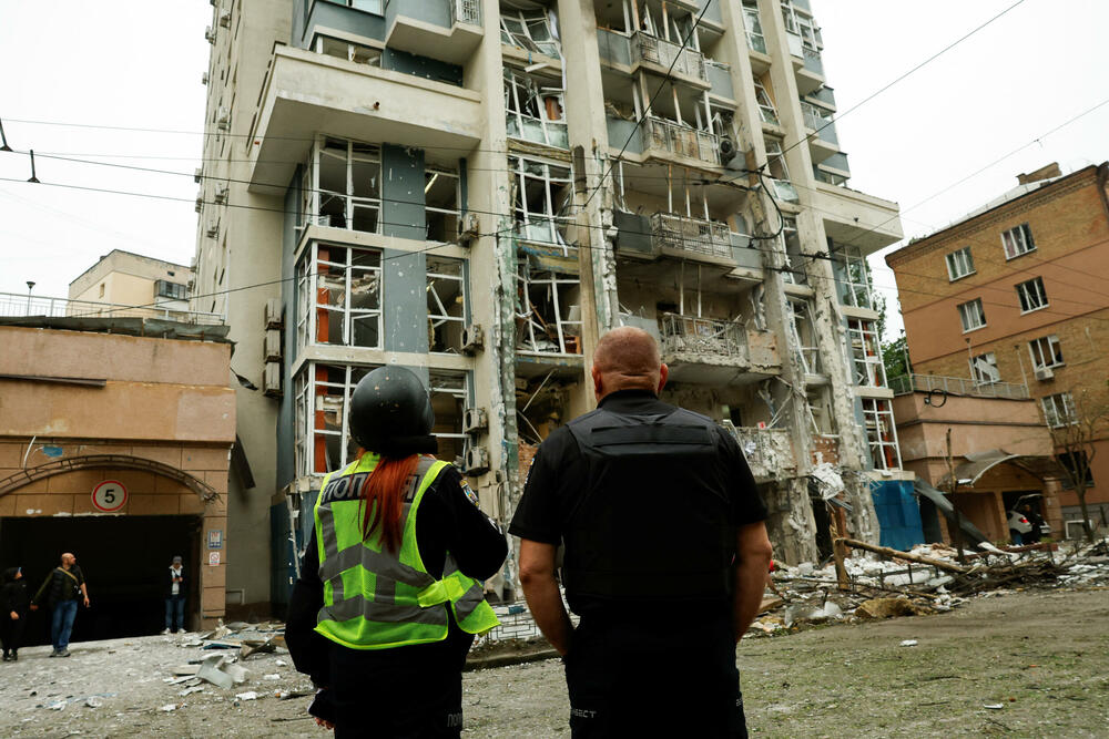 <p>U glavnom gradu Kijevu, lokalni zvaničnici prijavili su 11 povrijeđenih, više požara i štetu na stambenim zgradama, uključujući i spavaonicu</p>