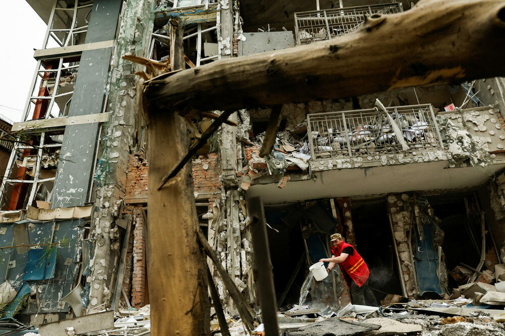 <p>U glavnom gradu Kijevu, lokalni zvaničnici prijavili su 11 povrijeđenih, više požara i štetu na stambenim zgradama, uključujući i spavaonicu</p>
