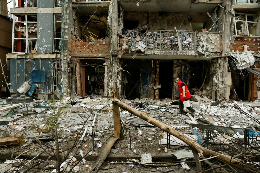 <p>U glavnom gradu Kijevu, lokalni zvaničnici prijavili su 11 povrijeđenih, više požara i štetu na stambenim zgradama, uključujući i spavaonicu</p>