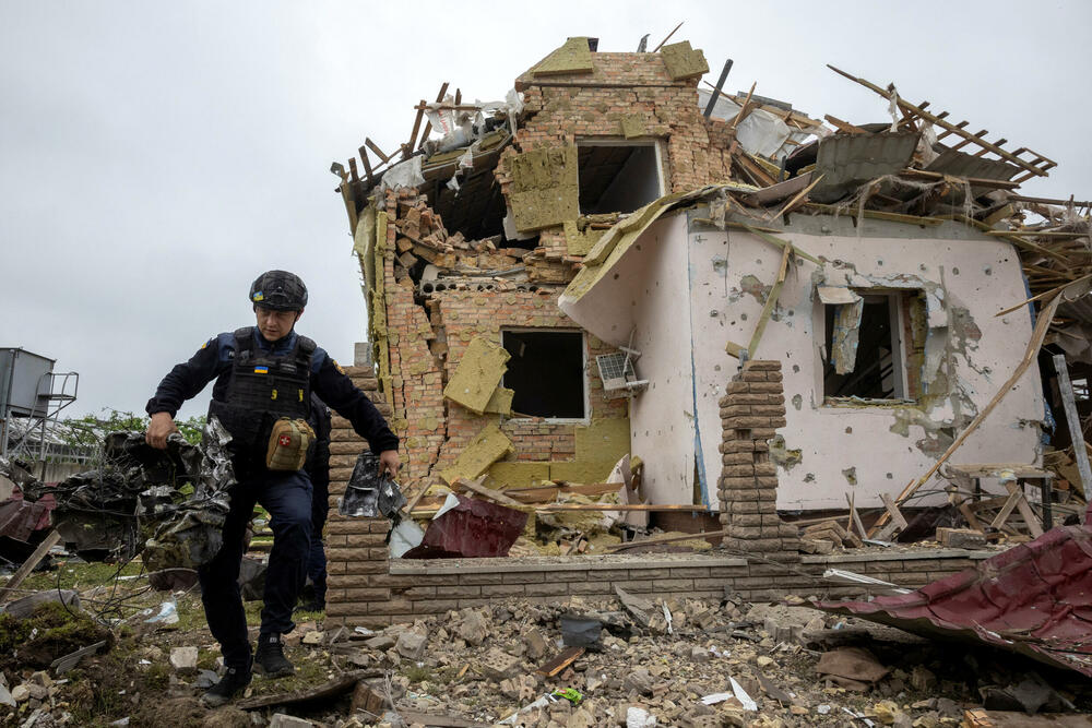<p>U glavnom gradu Kijevu, lokalni zvaničnici prijavili su 11 povrijeđenih, više požara i štetu na stambenim zgradama, uključujući i spavaonicu</p>