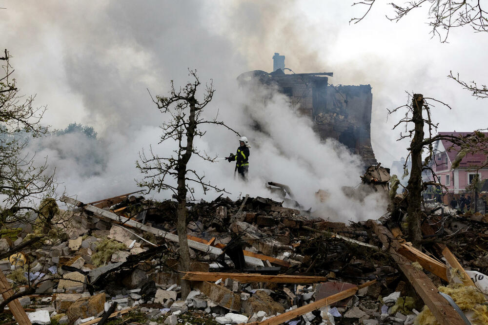 <p>U glavnom gradu Kijevu, lokalni zvaničnici prijavili su 11 povrijeđenih, više požara i štetu na stambenim zgradama, uključujući i spavaonicu</p>