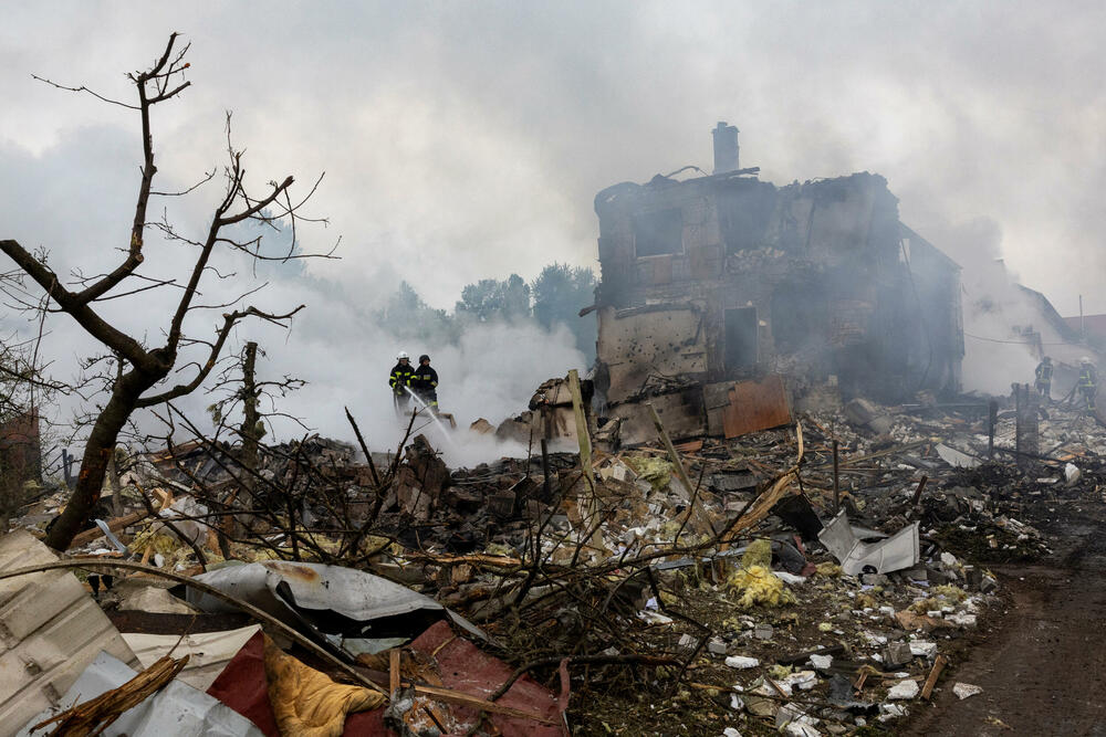 <p>U glavnom gradu Kijevu, lokalni zvaničnici prijavili su 11 povrijeđenih, više požara i štetu na stambenim zgradama, uključujući i spavaonicu</p>