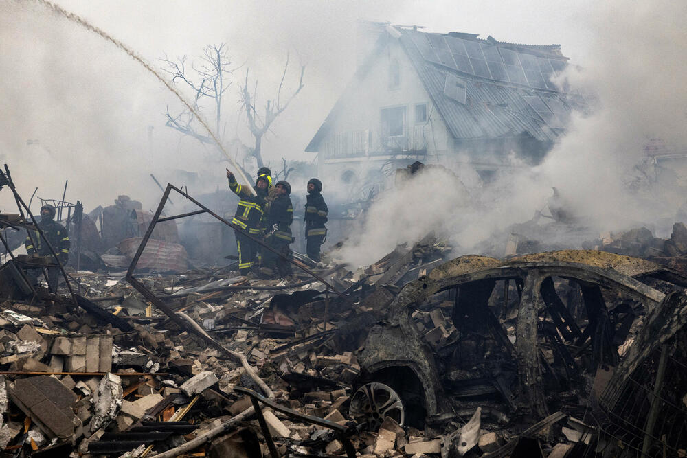 <p>U glavnom gradu Kijevu, lokalni zvaničnici prijavili su 11 povrijeđenih, više požara i štetu na stambenim zgradama, uključujući i spavaonicu</p>