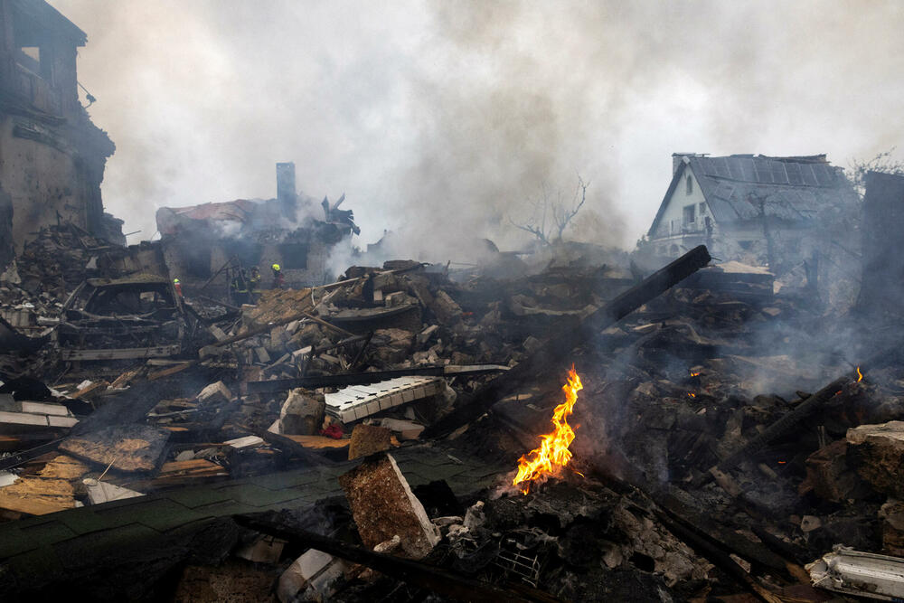 <p>U glavnom gradu Kijevu, lokalni zvaničnici prijavili su 11 povrijeđenih, više požara i štetu na stambenim zgradama, uključujući i spavaonicu</p>