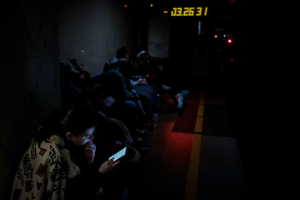 <p>U glavnom gradu Kijevu, lokalni zvaničnici prijavili su 11 povrijeđenih, više požara i štetu na stambenim zgradama, uključujući i spavaonicu</p>