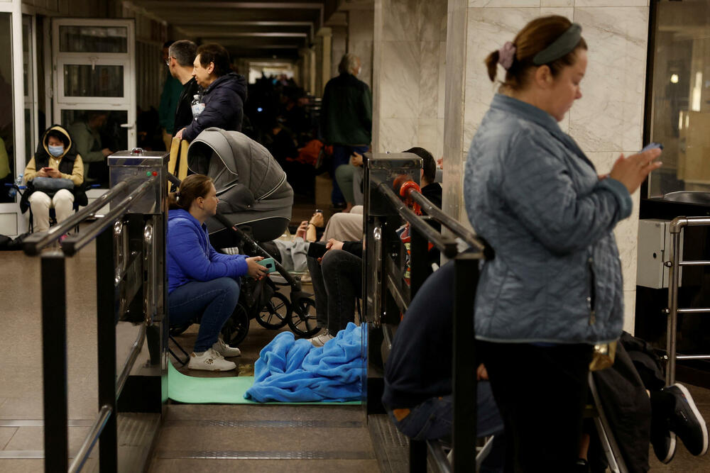 <p>U glavnom gradu Kijevu, lokalni zvaničnici prijavili su 11 povrijeđenih, više požara i štetu na stambenim zgradama, uključujući i spavaonicu</p>