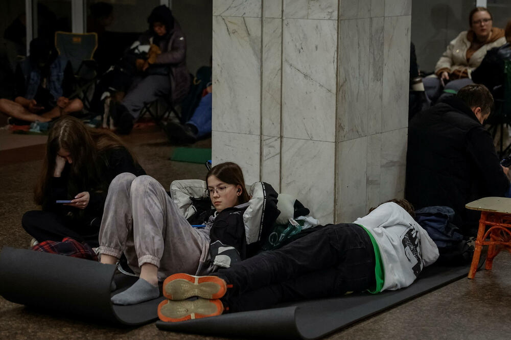 <p>U glavnom gradu Kijevu, lokalni zvaničnici prijavili su 11 povrijeđenih, više požara i štetu na stambenim zgradama, uključujući i spavaonicu</p>