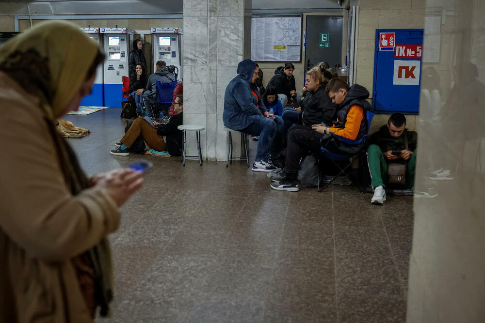 <p>U glavnom gradu Kijevu, lokalni zvaničnici prijavili su 11 povrijeđenih, više požara i štetu na stambenim zgradama, uključujući i spavaonicu</p>