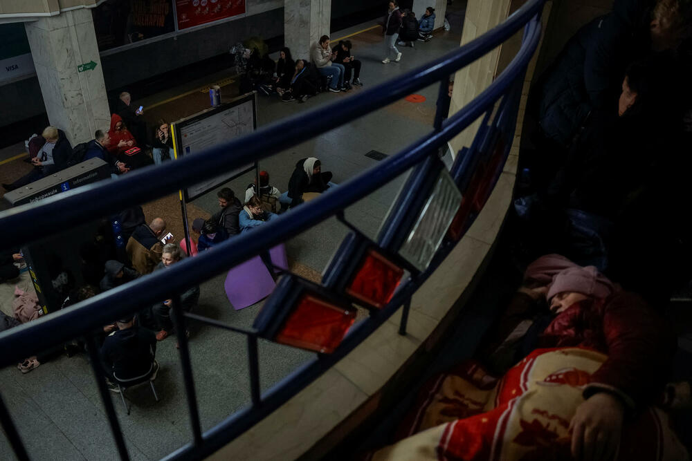 <p>U glavnom gradu Kijevu, lokalni zvaničnici prijavili su 11 povrijeđenih, više požara i štetu na stambenim zgradama, uključujući i spavaonicu</p>