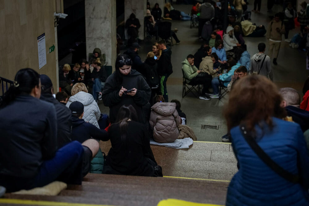 <p>U glavnom gradu Kijevu, lokalni zvaničnici prijavili su 11 povrijeđenih, više požara i štetu na stambenim zgradama, uključujući i spavaonicu</p>