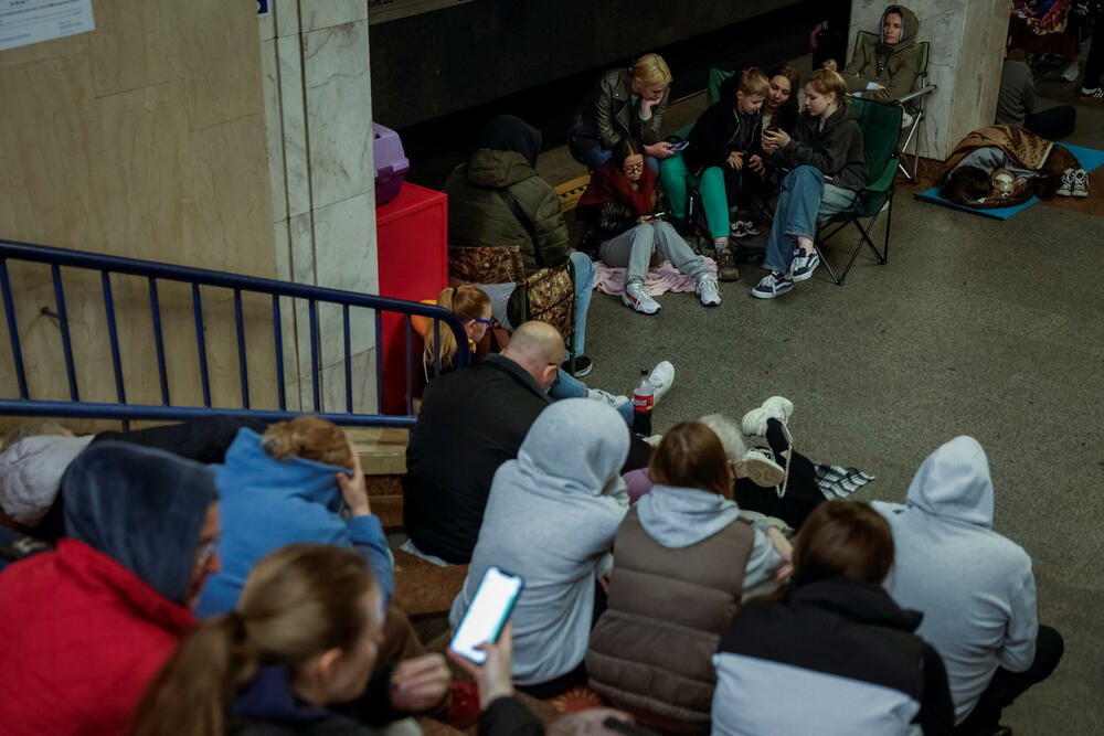 <p>U glavnom gradu Kijevu, lokalni zvaničnici prijavili su 11 povrijeđenih, više požara i štetu na stambenim zgradama, uključujući i spavaonicu</p>