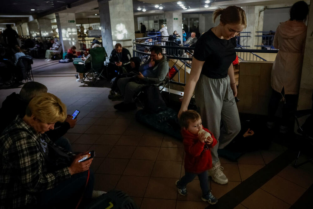 <p>U glavnom gradu Kijevu, lokalni zvaničnici prijavili su 11 povrijeđenih, više požara i štetu na stambenim zgradama, uključujući i spavaonicu</p>