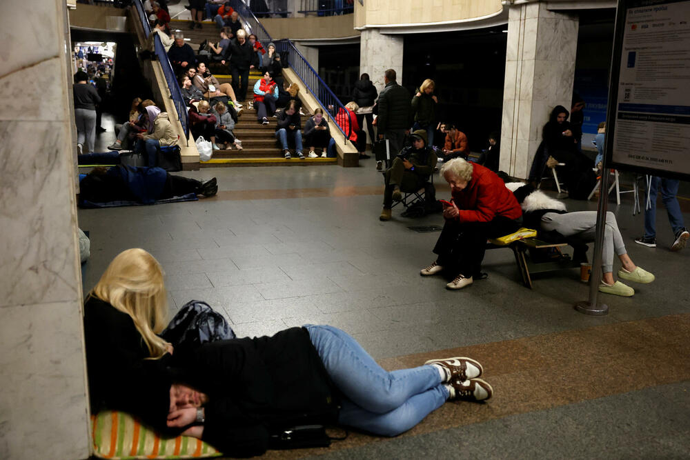 <p>U glavnom gradu Kijevu, lokalni zvaničnici prijavili su 11 povrijeđenih, više požara i štetu na stambenim zgradama, uključujući i spavaonicu</p>