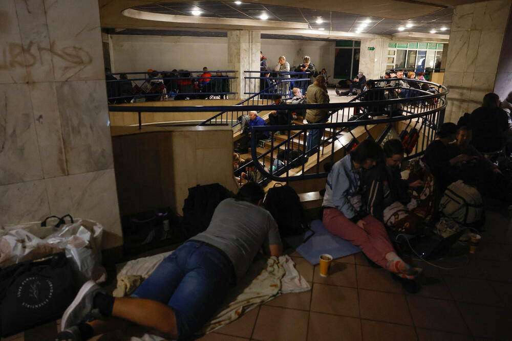 <p>U glavnom gradu Kijevu, lokalni zvaničnici prijavili su 11 povrijeđenih, više požara i štetu na stambenim zgradama, uključujući i spavaonicu</p>