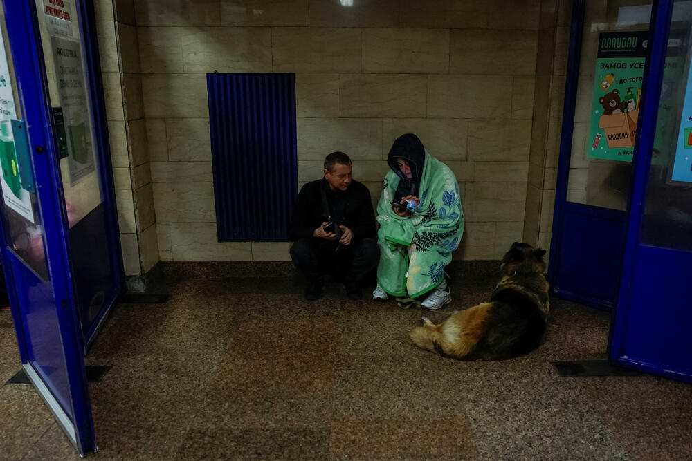 <p>U glavnom gradu Kijevu, lokalni zvaničnici prijavili su 11 povrijeđenih, više požara i štetu na stambenim zgradama, uključujući i spavaonicu</p>