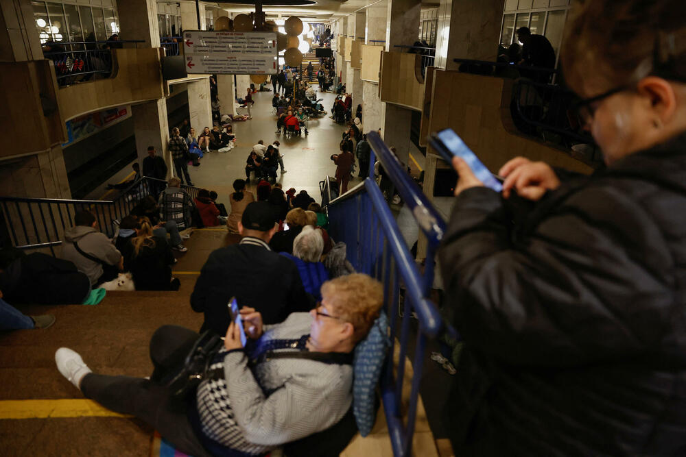 <p>U glavnom gradu Kijevu, lokalni zvaničnici prijavili su 11 povrijeđenih, više požara i štetu na stambenim zgradama, uključujući i spavaonicu</p>