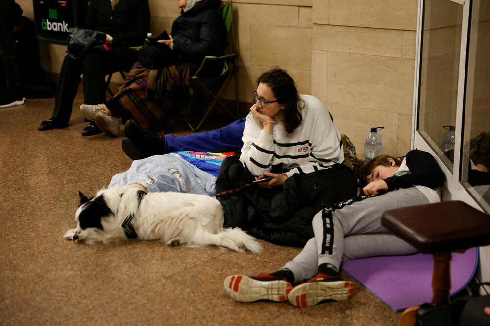 <p>U glavnom gradu Kijevu, lokalni zvaničnici prijavili su 11 povrijeđenih, više požara i štetu na stambenim zgradama, uključujući i spavaonicu</p>