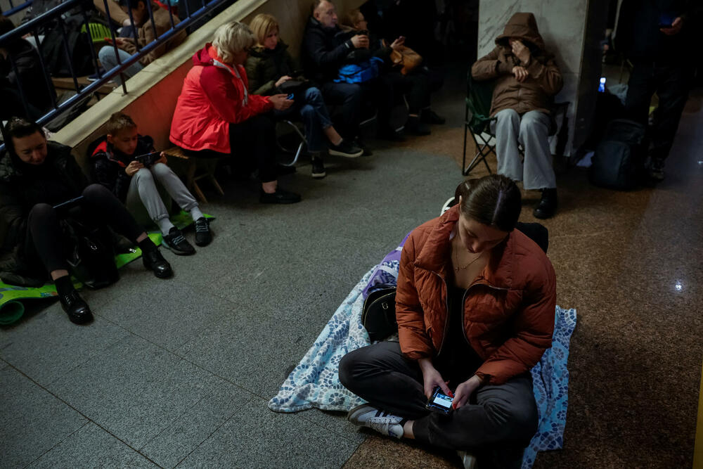 <p>U glavnom gradu Kijevu, lokalni zvaničnici prijavili su 11 povrijeđenih, više požara i štetu na stambenim zgradama, uključujući i spavaonicu</p>