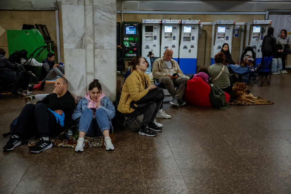 <p>U glavnom gradu Kijevu, lokalni zvaničnici prijavili su 11 povrijeđenih, više požara i štetu na stambenim zgradama, uključujući i spavaonicu</p>