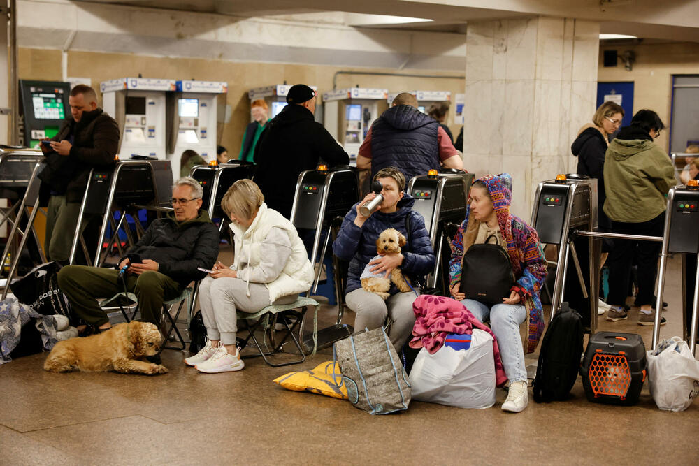 <p>U glavnom gradu Kijevu, lokalni zvaničnici prijavili su 11 povrijeđenih, više požara i štetu na stambenim zgradama, uključujući i spavaonicu</p>