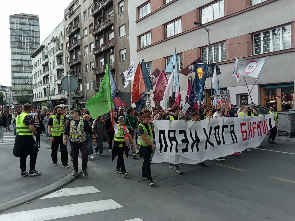 <p>Kako je javio reporter agencije Beta, povorka je sa Slavije krenula u pravcu Ekonomskog fakuteta gdje bi navodno trebalo da se kratko zadrži, kao i ispred još nekoliko institucija</p>