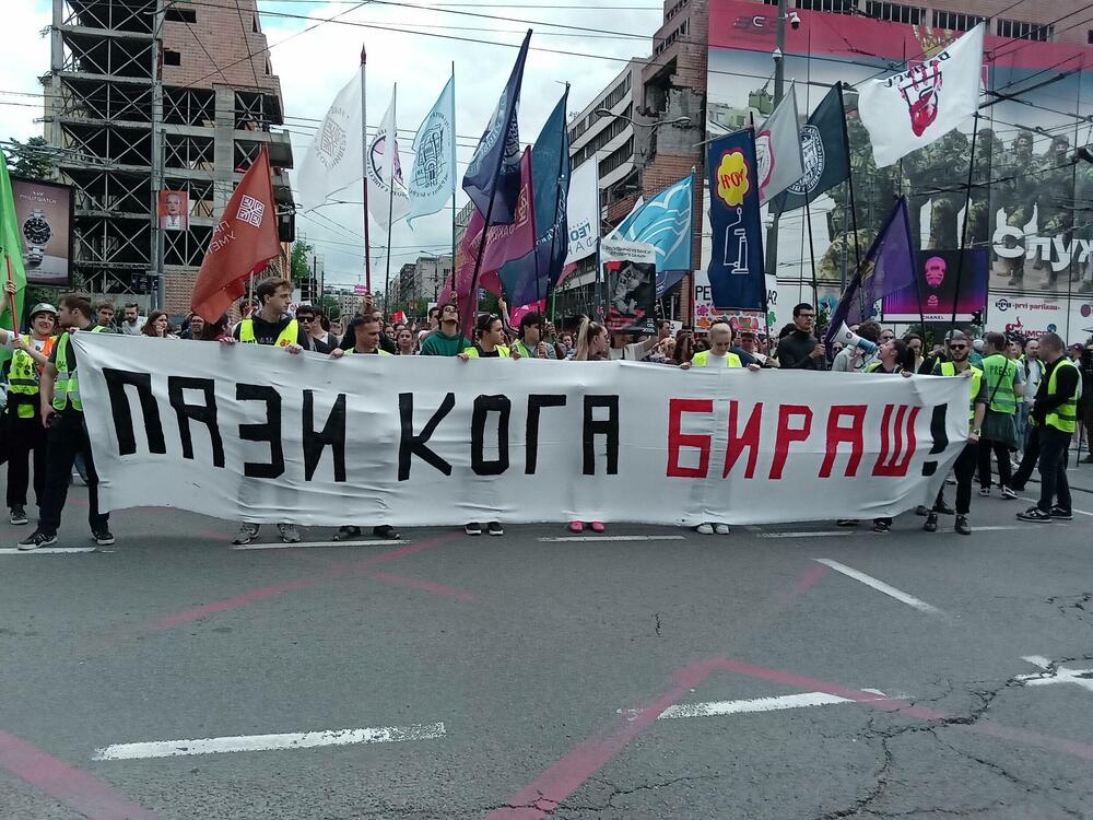 <p>Kako je javio reporter agencije Beta, povorka je sa Slavije krenula u pravcu Ekonomskog fakuteta gdje bi navodno trebalo da se kratko zadrži, kao i ispred još nekoliko institucija</p>