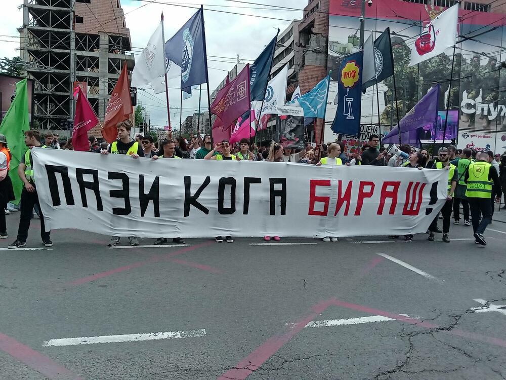 <p>Kako je javio reporter agencije Beta, povorka je sa Slavije krenula u pravcu Ekonomskog fakuteta gdje bi navodno trebalo da se kratko zadrži, kao i ispred još nekoliko institucija</p>