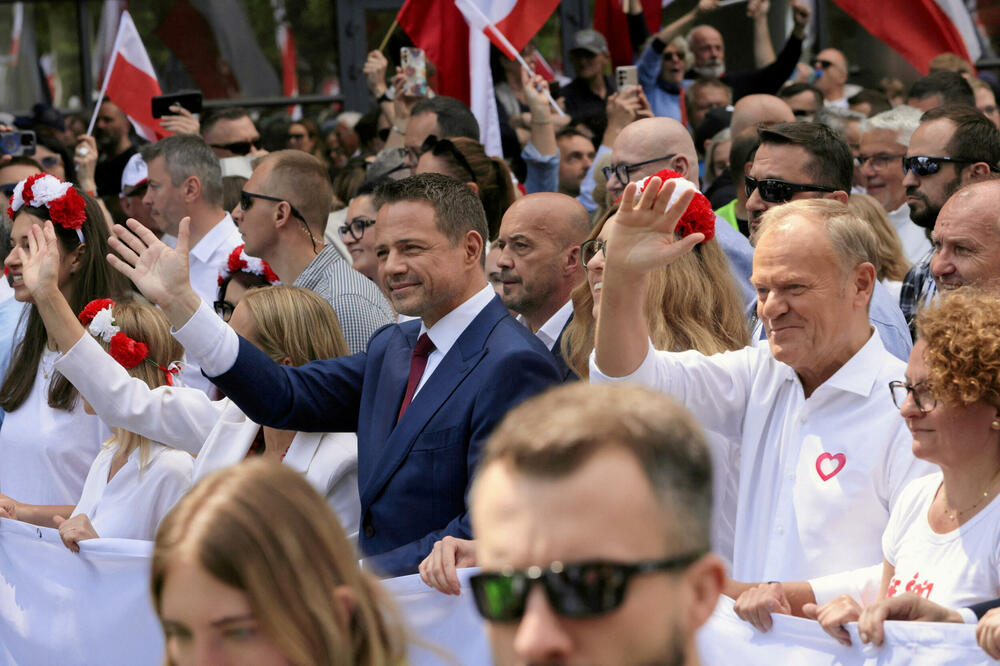 <p>Da bi se izbegli izgredi i čarke marševi idu paralelnim ulicama, udaljeni jedan od drugog više blokova i u suprotnom pravcu</p>