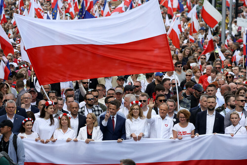 <p>Da bi se izbegli izgredi i čarke marševi idu paralelnim ulicama, udaljeni jedan od drugog više blokova i u suprotnom pravcu</p>