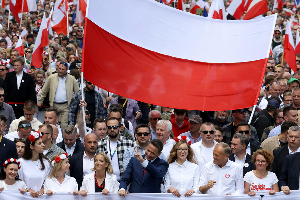 <p>Da bi se izbegli izgredi i čarke marševi idu paralelnim ulicama, udaljeni jedan od drugog više blokova i u suprotnom pravcu</p>