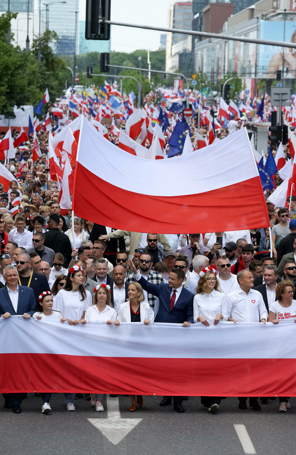 <p>Da bi se izbegli izgredi i čarke marševi idu paralelnim ulicama, udaljeni jedan od drugog više blokova i u suprotnom pravcu</p>