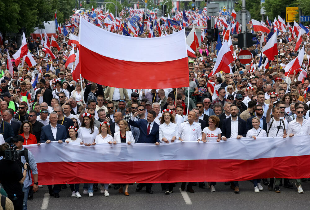 <p>Da bi se izbegli izgredi i čarke marševi idu paralelnim ulicama, udaljeni jedan od drugog više blokova i u suprotnom pravcu</p>