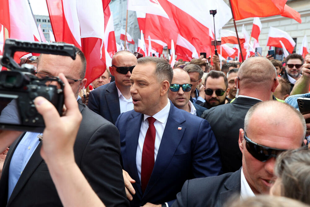 <p>Da bi se izbegli izgredi i čarke marševi idu paralelnim ulicama, udaljeni jedan od drugog više blokova i u suprotnom pravcu</p>