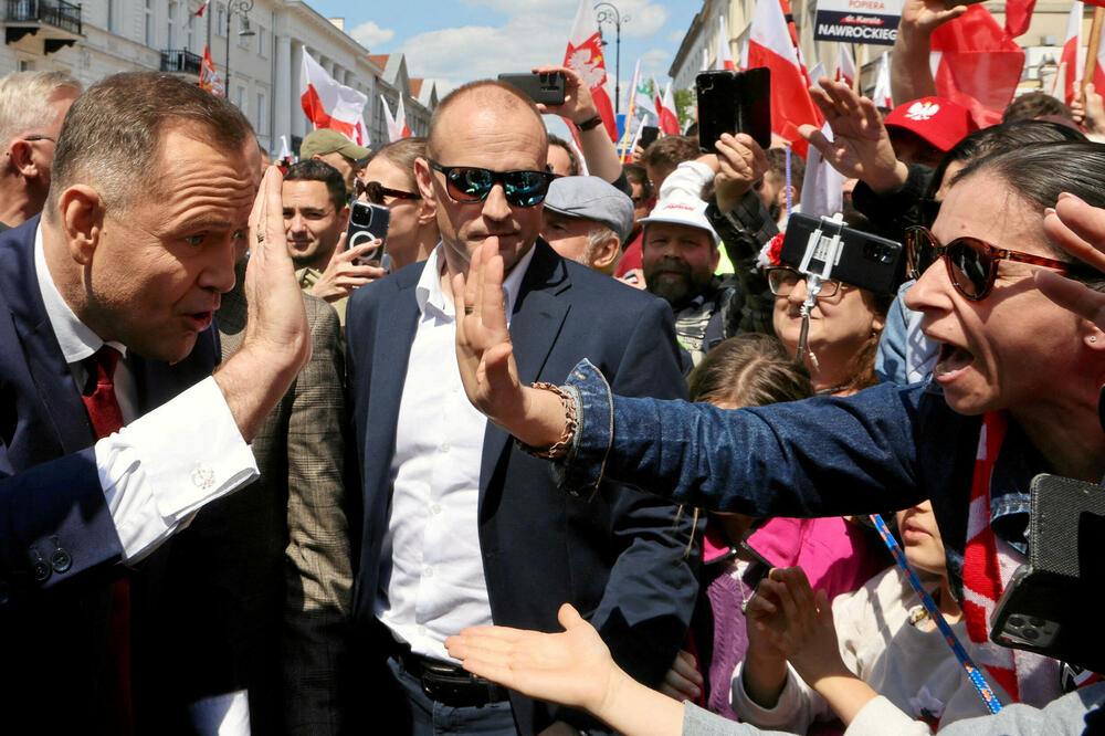 <p>Da bi se izbegli izgredi i čarke marševi idu paralelnim ulicama, udaljeni jedan od drugog više blokova i u suprotnom pravcu</p>