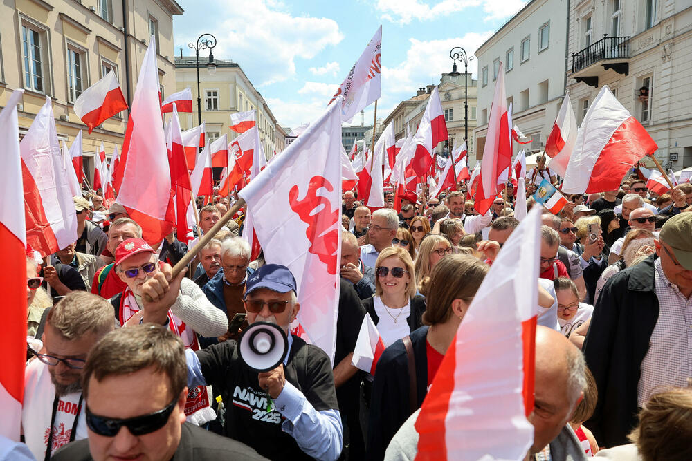 <p>Da bi se izbegli izgredi i čarke marševi idu paralelnim ulicama, udaljeni jedan od drugog više blokova i u suprotnom pravcu</p>