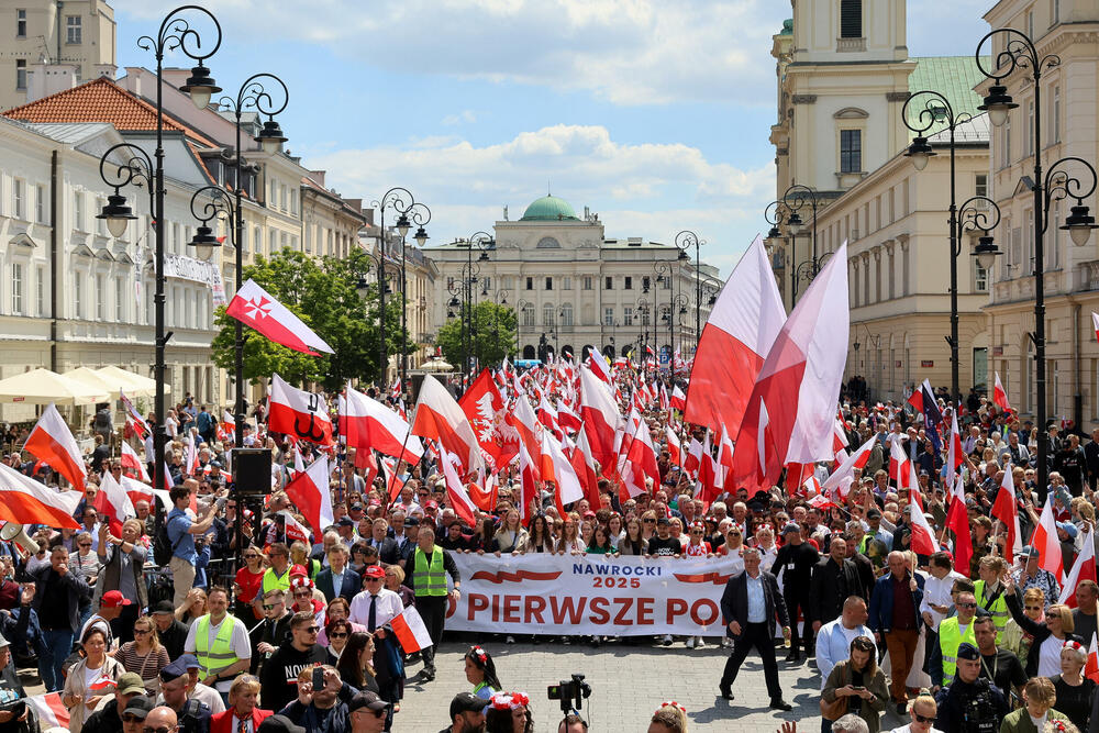 <p>Da bi se izbegli izgredi i čarke marševi idu paralelnim ulicama, udaljeni jedan od drugog više blokova i u suprotnom pravcu</p>