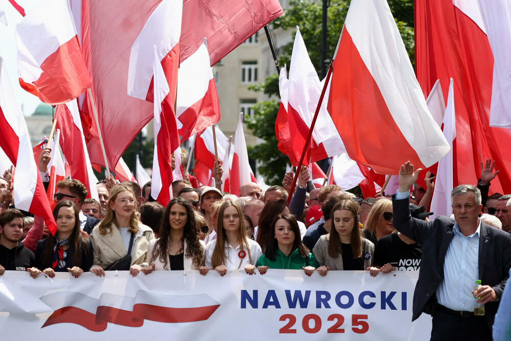 <p>Da bi se izbegli izgredi i čarke marševi idu paralelnim ulicama, udaljeni jedan od drugog više blokova i u suprotnom pravcu</p>