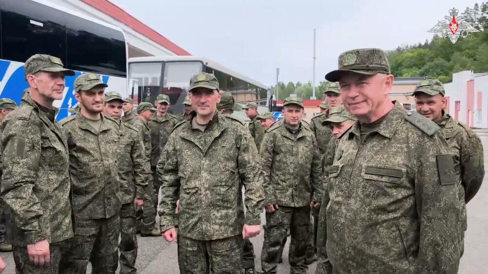 <p>"Tako su, u skladu sa rusko-ukrajinskim sporazumima postignutim 16. maja u Istanbulu, za period od 23. maja do 25. maja ruska i ukrajinska strana izvršile razmjenu po formuli 1.000 za 1.000 ljudi", saopštilo je Ministarstvo odbrane Rusije</p>