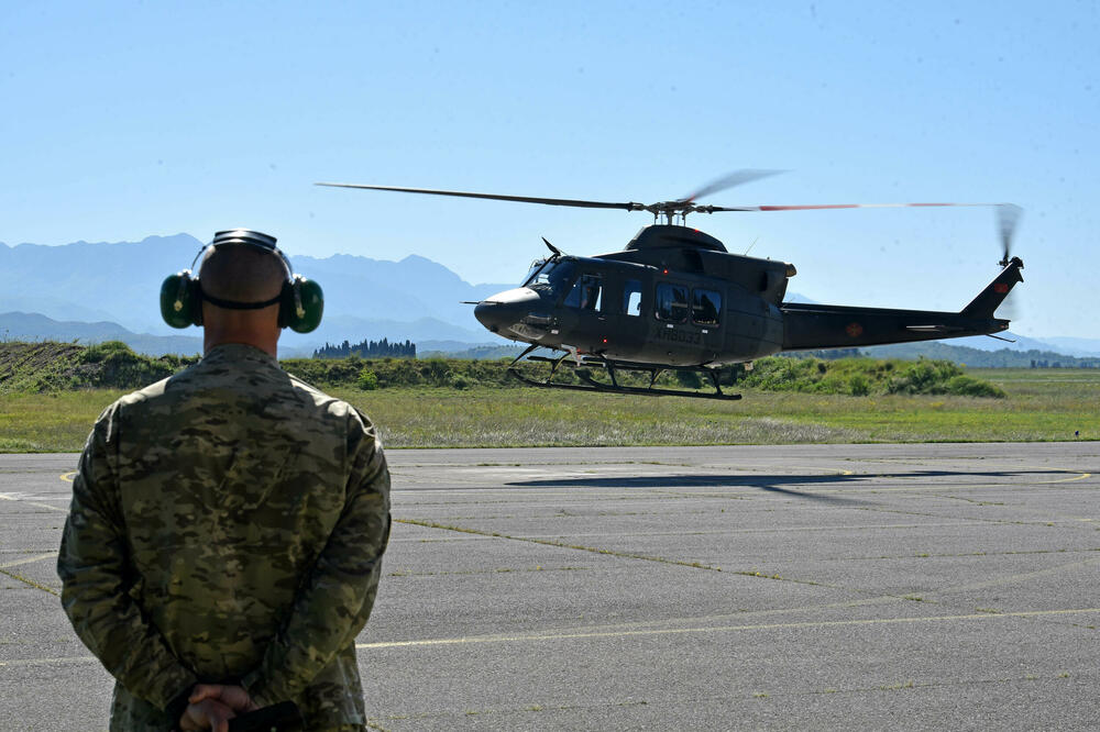 Helikopter "Bell 412" pri uzlijetanju sa piste: Vojni aerodrom, Foto: Boris Pejović