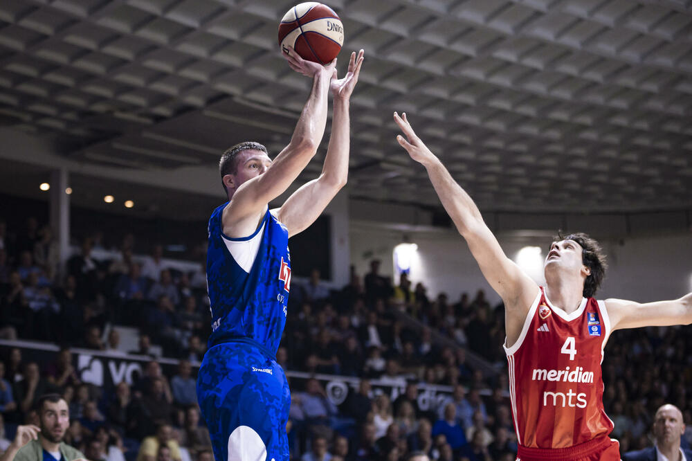 Jovanović protiv Teodosića (ne igra zbog suspenzije) tokom prvog meča ove sezone u Morači, Foto: KK Budućnost Voli/Filip Roganović