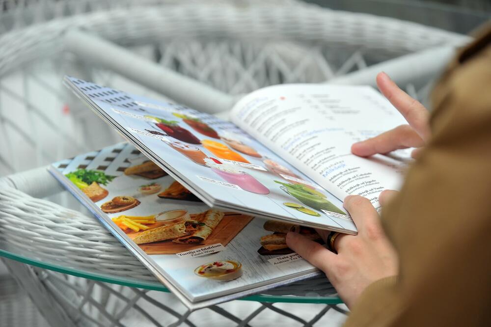 <p>Arabian Tea House je 25. maja zvanično otvorio vrata svoje nove lokacije, na Bulevaru Knjaza Danila br 34, zadržavajući srž svega što je ovo mjesto činilo posebnim – autentičnu atmosferu, toplinu doma i ljubav koja se osjeća u svakom detalju.</p>